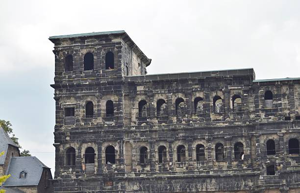 porta nigra - baudenkmal imagens e fotografias de stock