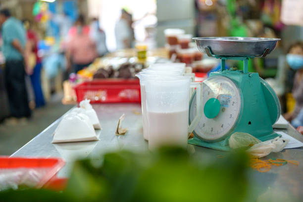 close-up of weighing scales at an asian morning market stall. - for sale industry farmers market market stall imagens e fotografias de stock