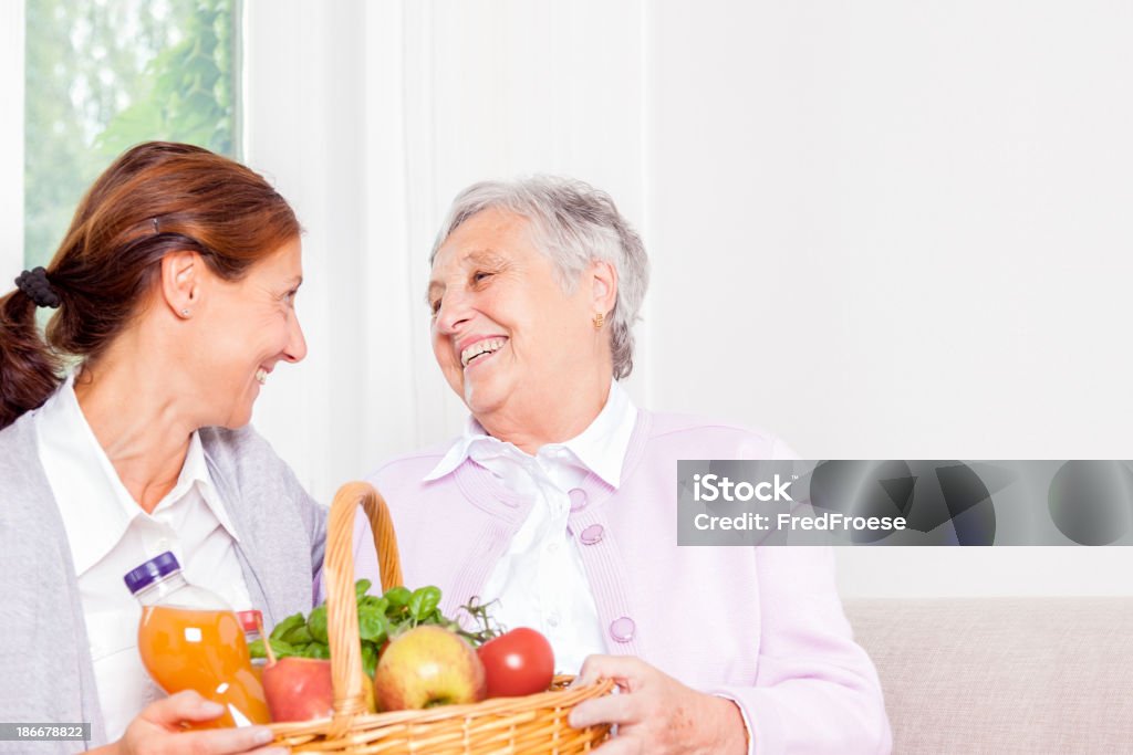노인 여성 및 간병인님께 - 로열티 프리 2명 스톡 사진