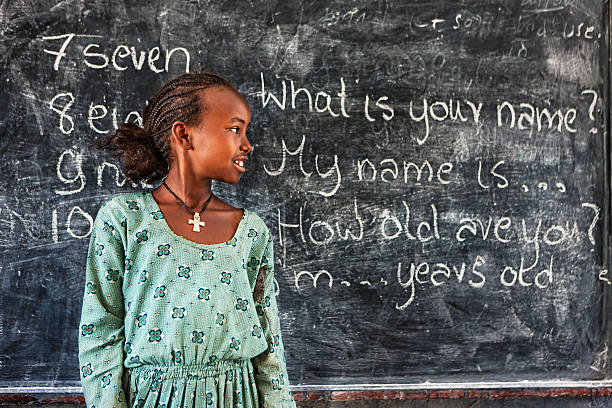 rapariga africano é a aprendizagem de língua inglesa - education blackboard africa youth culture imagens e fotografias de stock