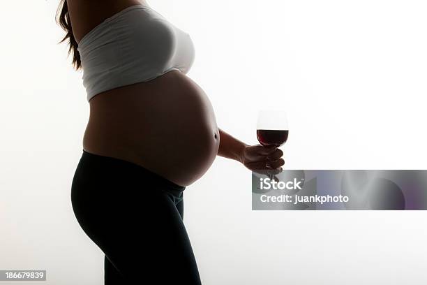 Kobieta W Ciąży Trzyma Kieliszek Alkoholu - zdjęcia stockowe i więcej obrazów Białe wino - Białe wino, Ciężarna, Kobiety