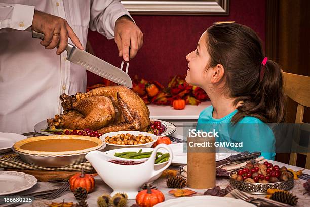 Joven Padre Entallar Thanksgiving Turkey Para Su Familia Foto de stock y más banco de imágenes de 10-11 años