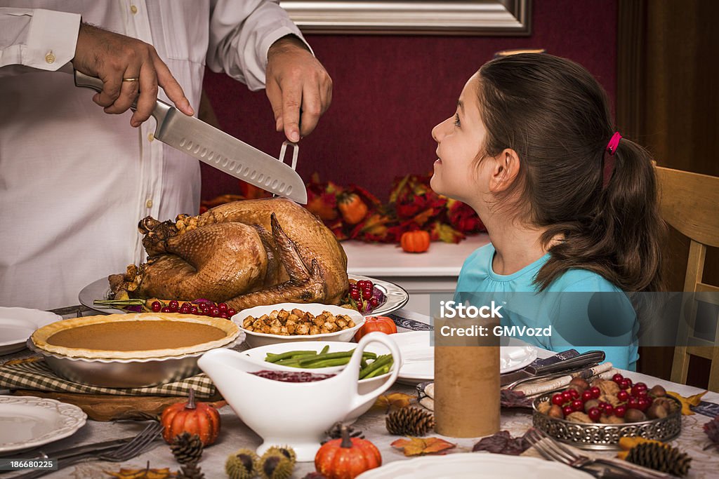 Jovem Pai entalhe thanksgiving a Turquia para a sua família - Royalty-free 10-11 Anos Foto de stock