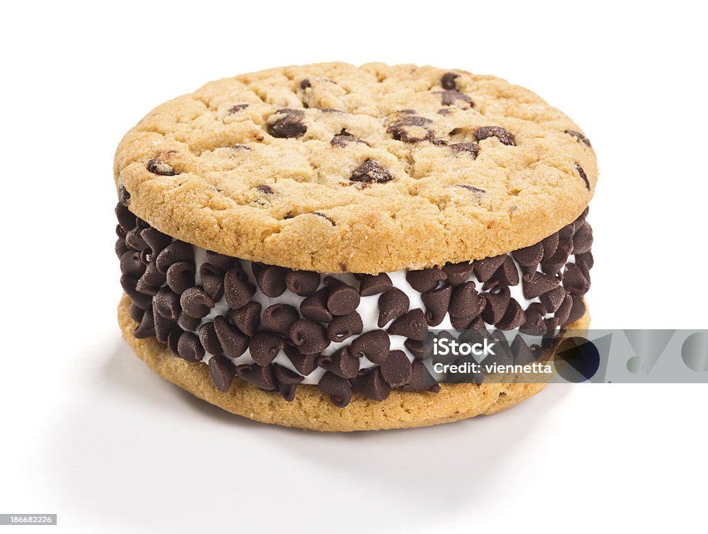 Cookie quente com pedaços de Chocolate Sanduíche de sorvete - Foto de stock de Sanduíche de sorvete royalty-free