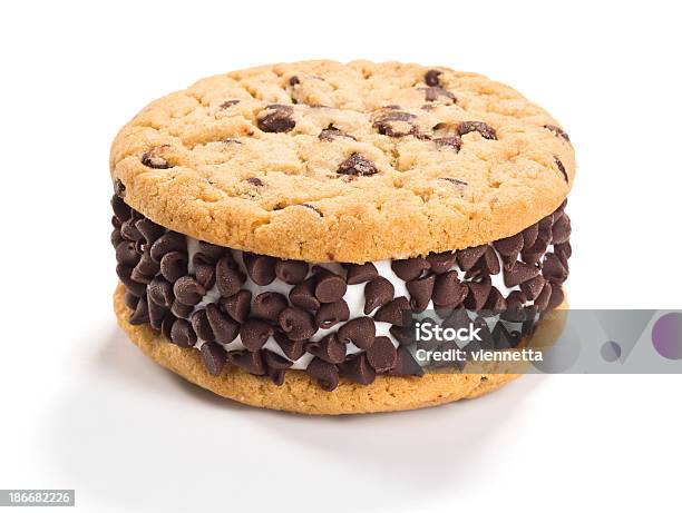 Foto de Cookie Quente Com Pedaços De Chocolate Sanduíche De Sorvete e mais fotos de stock de Sanduíche de sorvete