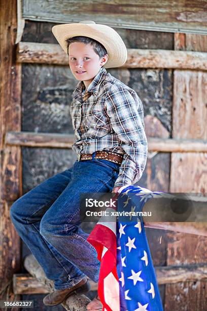 Chłopiec Z Amerykańska Flaga - zdjęcia stockowe i więcej obrazów 10-11 lat - 10-11 lat, 4-go lipca, Ameryka