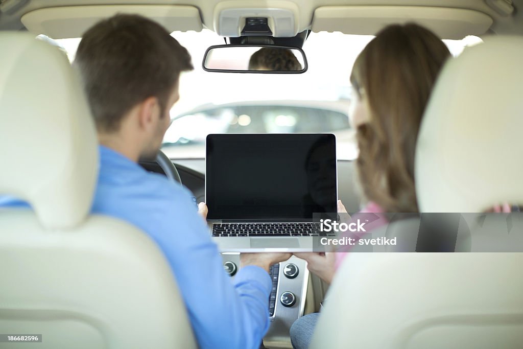 Casal no carro. - Foto de stock de 30 Anos royalty-free