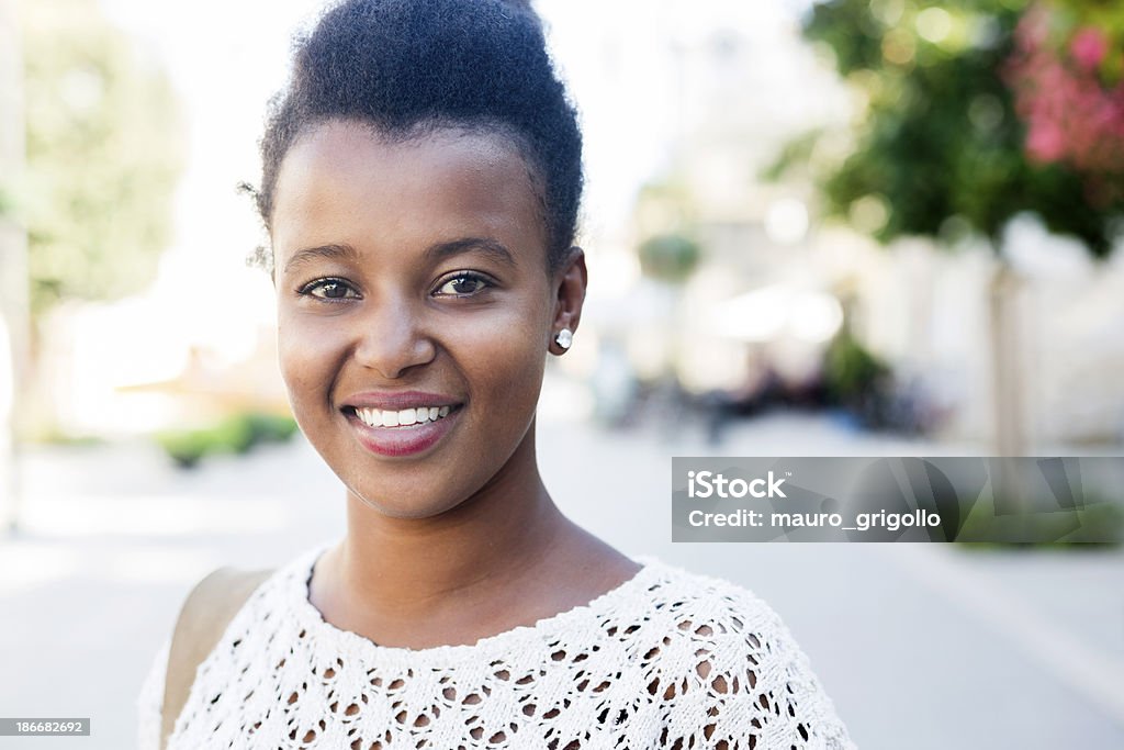 Tranquila mujer africana - Foto de stock de 20 a 29 años libre de derechos