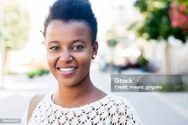 Tranquila Mujer Africana Foto de stock y más banco de imágenes de 20 a 29 años - 20 a 29 años, 20-24 años, Actividad de fin de semana