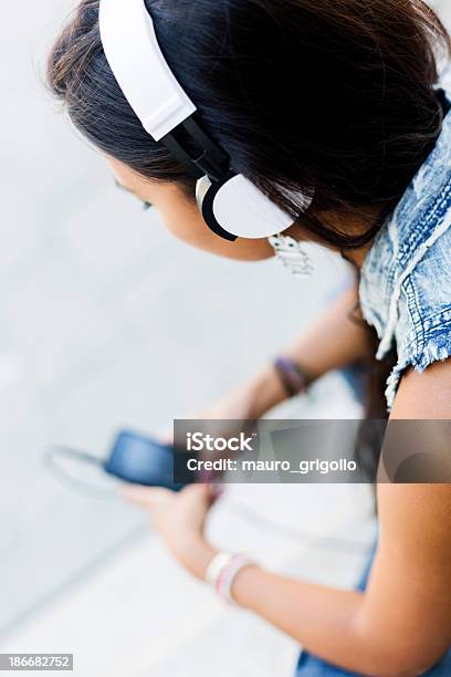 Jovem Mulher Asiática Ouvir Música A Partir Do Smartphone - Fotografias de stock e mais imagens de Auscultador - Equipamento Áudio