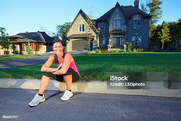 Mujer Deportiva Feliz De Salud Foto de stock y más banco de imágenes de 25-29 años - 25-29 años, 30-34 años, Actividad