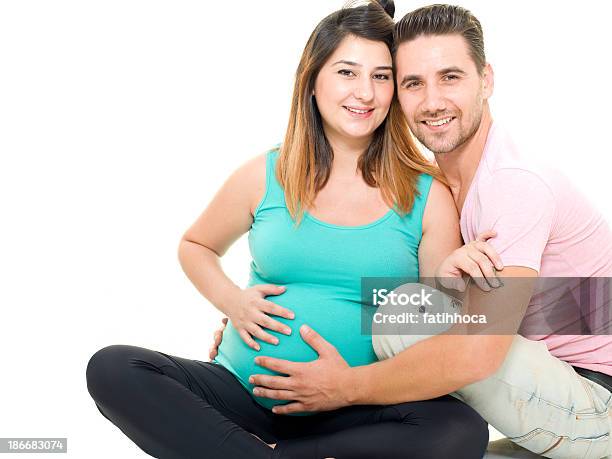 Ciąży Para - zdjęcia stockowe i więcej obrazów 6 - 11 miesięcy - 6 - 11 miesięcy, Białe tło, Brzuch