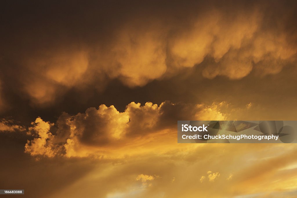 Nuvens de tempestade ao pôr do sol Mammatus Monção - Royalty-free Altostratus Foto de stock