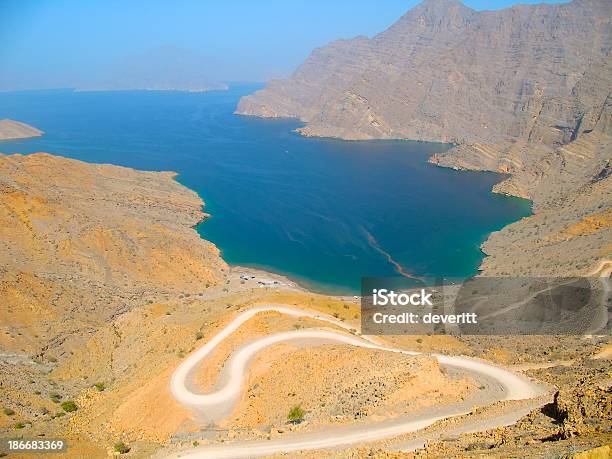 Photo libre de droit de Plage Entouré De Hill Mountain Oman banque d'images et plus d'images libres de droit de Asie de l'Ouest - Asie de l'Ouest, Colline, Désert