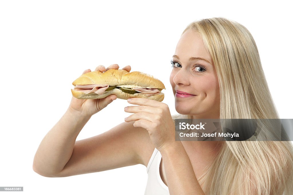 Jeune femme mangeant sandwich - Photo de 18-19 ans libre de droits
