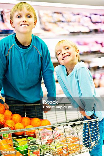 Felice Fratello E Sorella In Carrello Al Supermercato - Fotografie stock e altre immagini di 10-11 anni