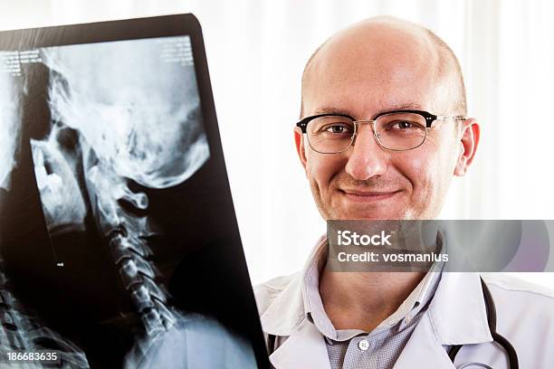 Foto de Médico Masculino Examinando Um Raiox e mais fotos de stock de Radiologista - Radiologista, Adulto, Amizade