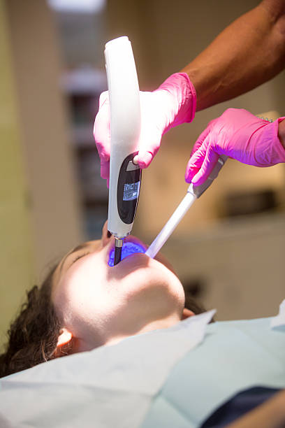 jovem mulher ficando um preenchimento - mouth open dental drill holding doctor - fotografias e filmes do acervo