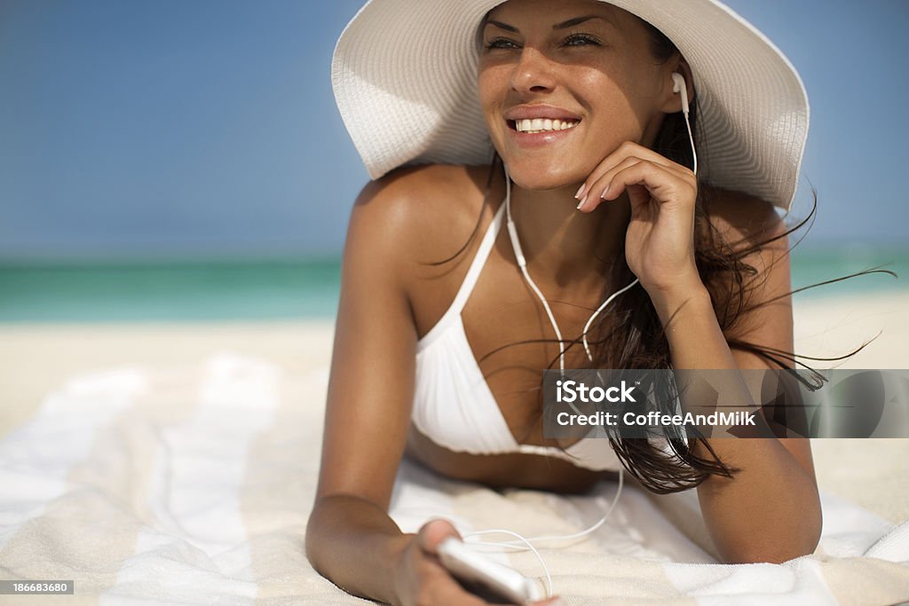 Jolie Femme sur la plage - Photo de 20-24 ans libre de droits
