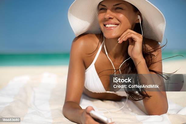 Симпатичная Женщина На Пляже — стоковые фотографии и другие картинки 20-24 года - 20-24 года, Береговая линия, Бикини