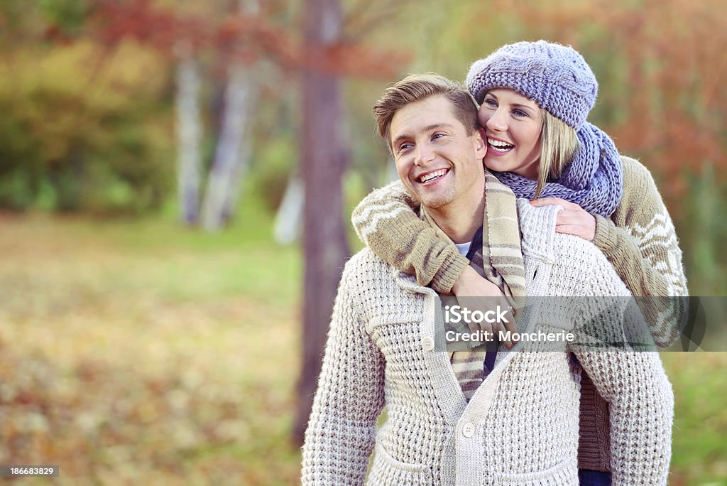 Alegre casal desfrutar de atividades ao ar livre em um dia de outono no parque - Foto de stock de 20 Anos royalty-free