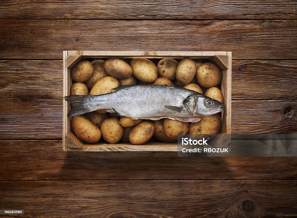Roher Fisch und Chips auf hölzernen Hintergrund - Lizenzfrei Draufsicht Stock-Foto