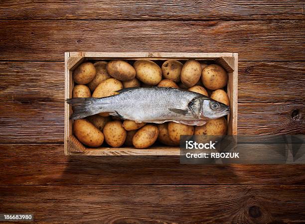 Roher Fisch Und Chips Auf Hölzernen Hintergrund Stockfoto und mehr Bilder von Draufsicht - Draufsicht, Fisch, Fische und Meeresfrüchte