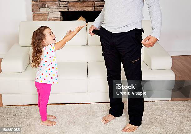 Daddy Mir Einige Geld Stockfoto und mehr Bilder von Währung - Währung, Geben, Humor