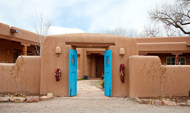 porte d'entrée vers le sud-ouest de santa fe, style pueblo adobe house - southwest usa house residential structure stucco photos et images de collection