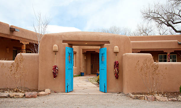 porta de entrada para sudoeste da santa fe pueblo-estilo adobe casa - house residential structure southwest usa albuquerque imagens e fotografias de stock