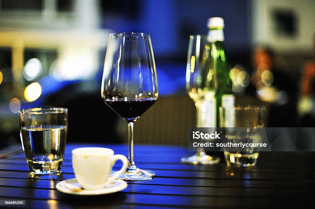 Copo de vinho tinto na mesa no restaurante - Foto de stock de Antigo royalty-free