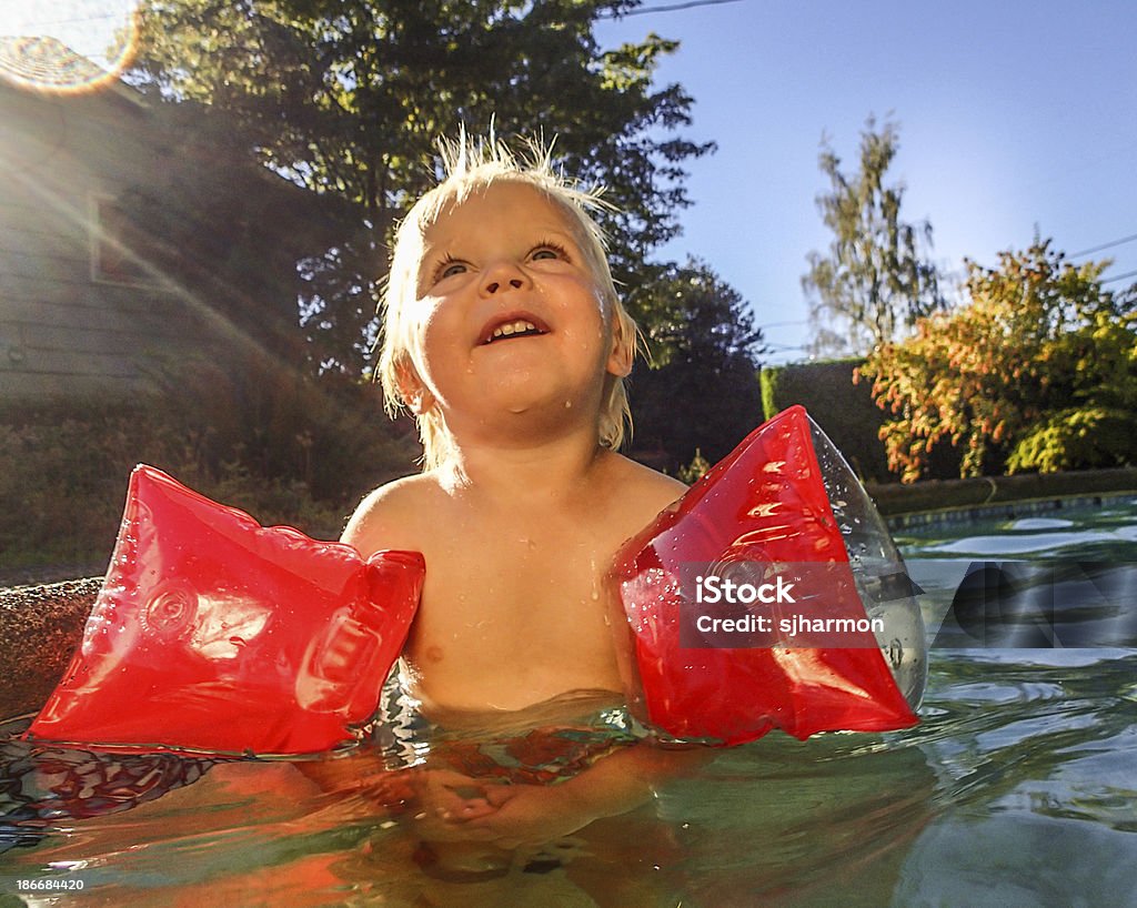 Bebé feliz nadar en la piscina - Foto de stock de 12-17 meses libre de derechos