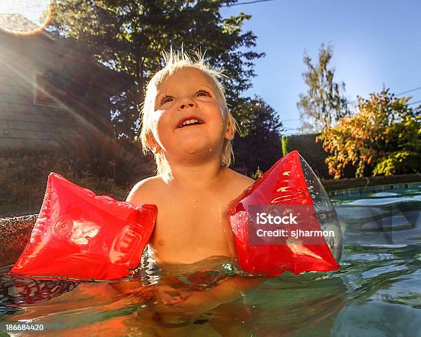 Bebé Feliz Nadar Na Piscina - Fotografias de stock e mais imagens de 12-15 Meses - 12-15 Meses, Abaixo, Alegria