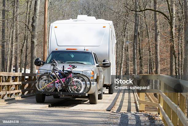 Photo libre de droit de Tirant Véhicule De Loisir Sur Le Pont banque d'images et plus d'images libres de droit de Remorquer - Remorquer, Pick-up, Camping-car