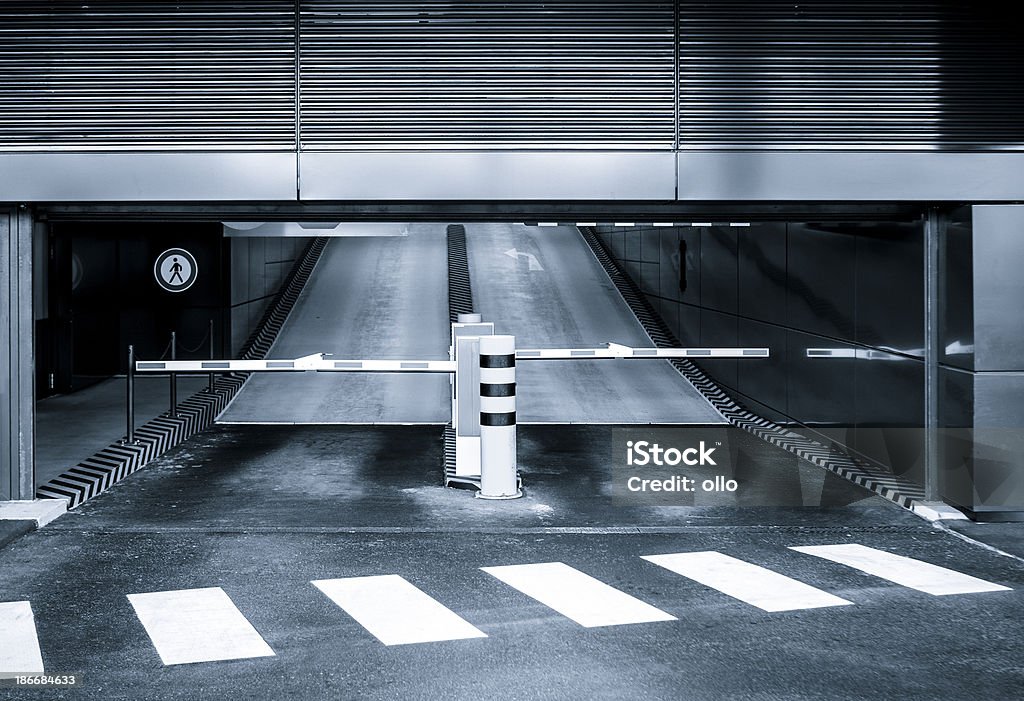 Entrada del estacionamiento de varios pisos - Foto de stock de Puerta - Estructura libre de derechos