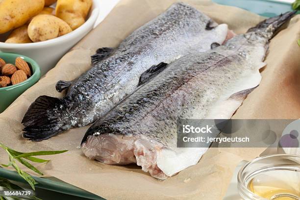 Truta Jantar Componentes - Fotografias de stock e mais imagens de Alho - Alho, Alimentação Saudável, Batata Fingerling