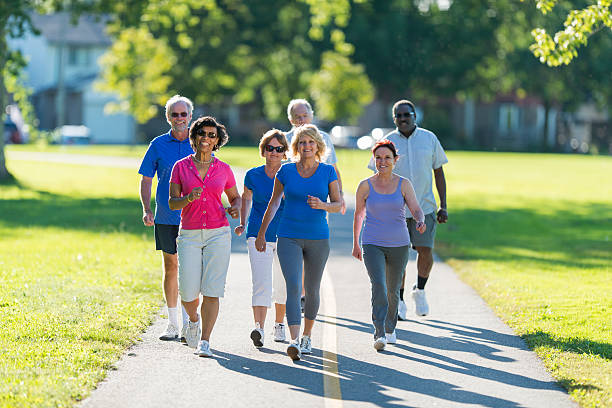 saudáveis idosos ativos - walking exercising relaxation exercise group of people imagens e fotografias de stock