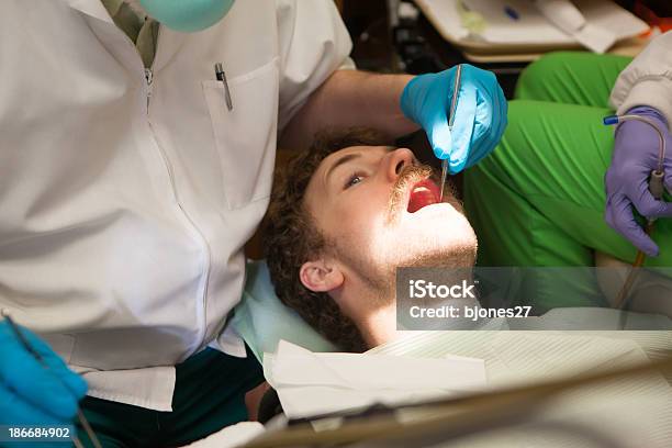 Молодой Человек На Стоматологическое На Зуб Наполненный — стоковые фотографии и другие картинки Болезнь