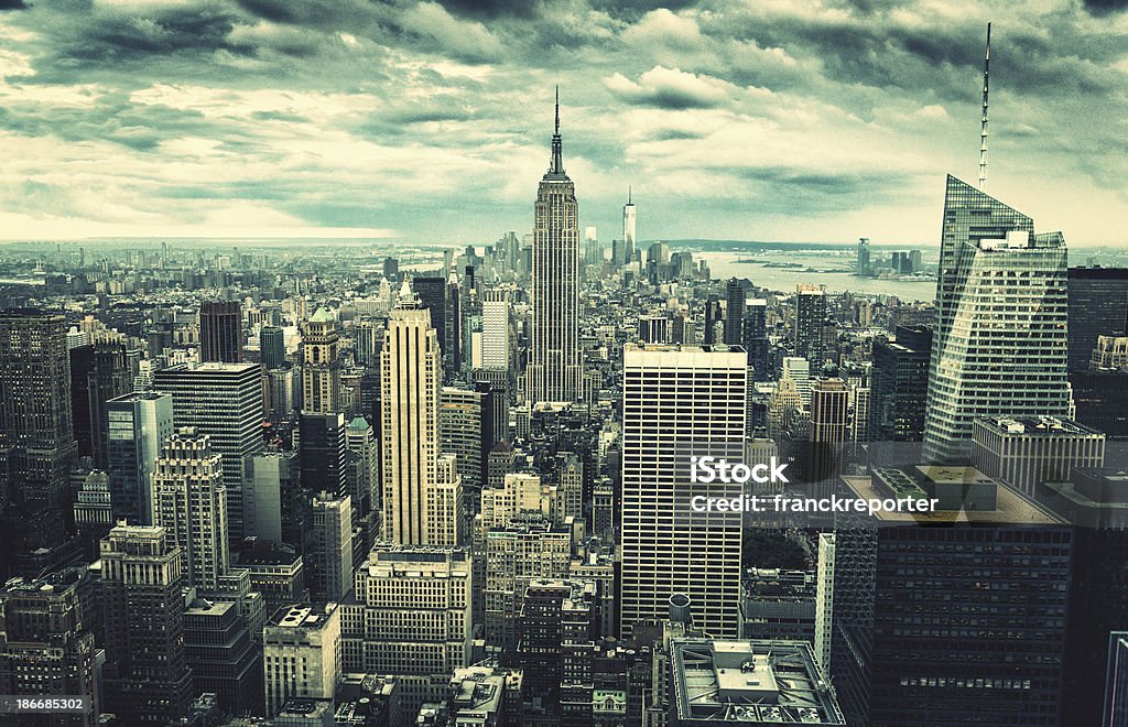 Nuageux et de la ville de New York, à Manhattan - Photo de Bâtiment vu de l'extérieur libre de droits