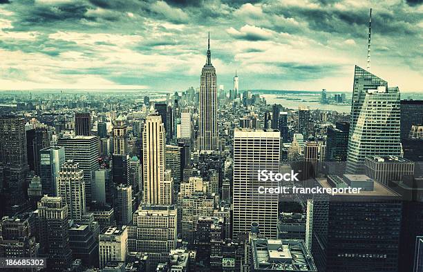 Nowym Jorku Manhattan Skyline W Pochmurny - zdjęcia stockowe i więcej obrazów Bez ludzi - Bez ludzi, Budynek Empire State, Budynek z zewnątrz