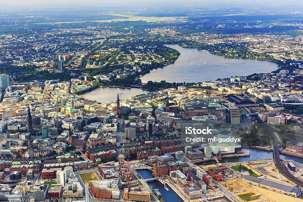 Vue aérienne de l'hôtel de ville de Hambourg, proche du lac Alster - Photo de Hambourg libre de droits