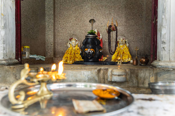 le seigneur hindou shri ekling shivalinga au temple sous un angle unique - shivalinga photos et images de collection