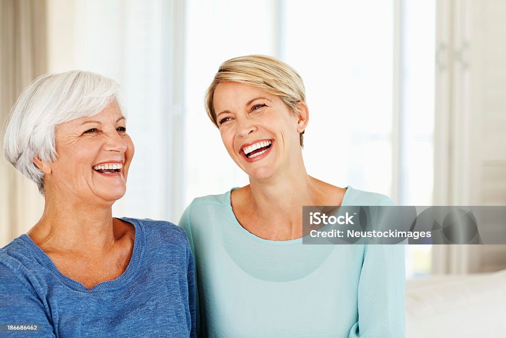Мать и дочь Смеяться - Стоковые фото 30-34 года роялти-фри