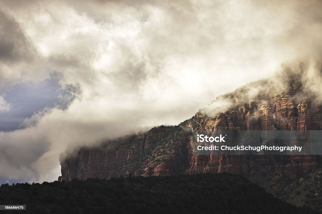 Nuvens de tempestade de montanha selvagem - Foto de stock de Afloramento royalty-free