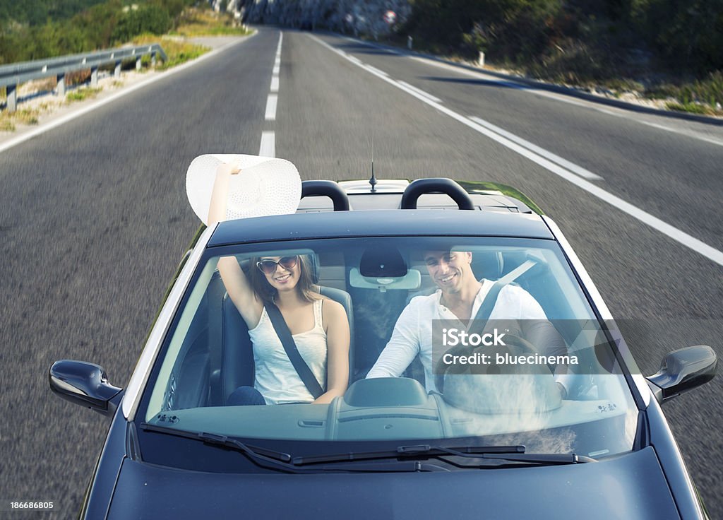 Disfruta de su vida en un coche de cabriolet - Foto de stock de Vista de frente libre de derechos