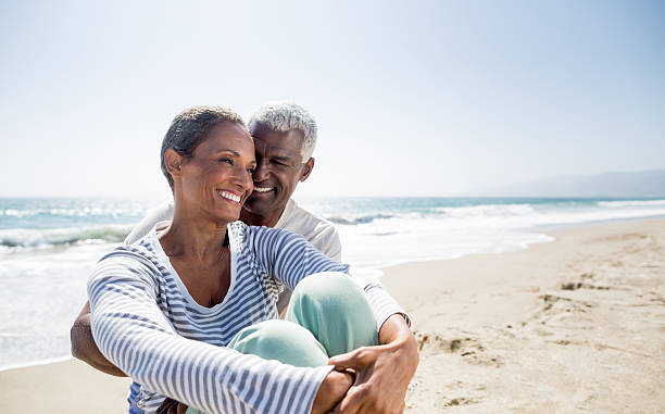 czuły starszy na plaży - senior adult retirement mature adult couple zdjęcia i obrazy z banku zdjęć