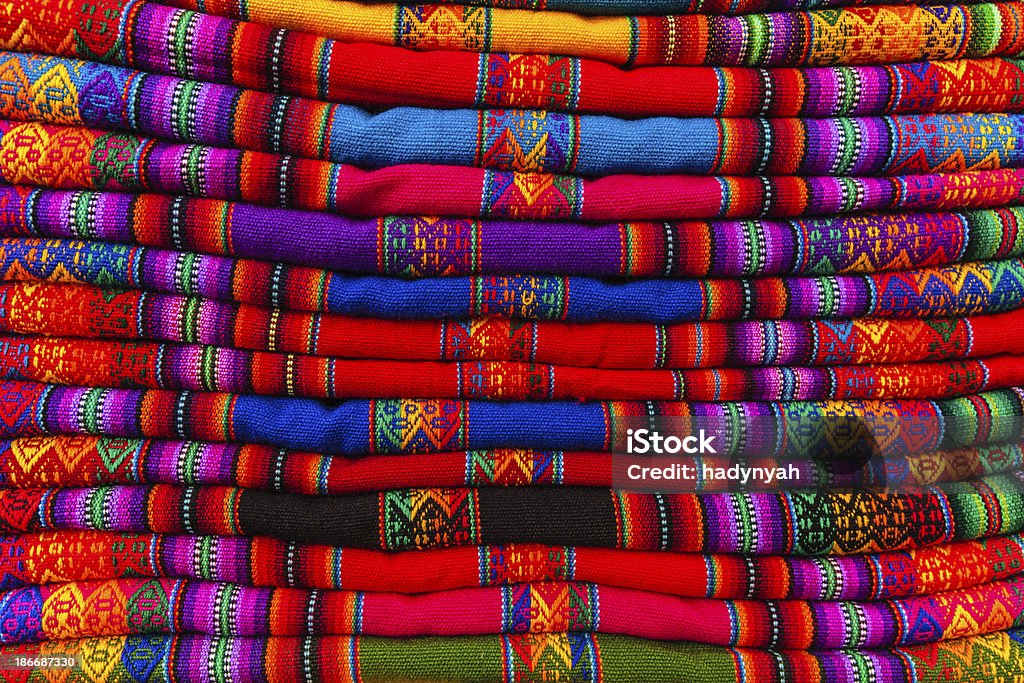 Colorido peruano telas de venta de mercado, Perú, Cuzco - Foto de stock de Altiplano andino libre de derechos