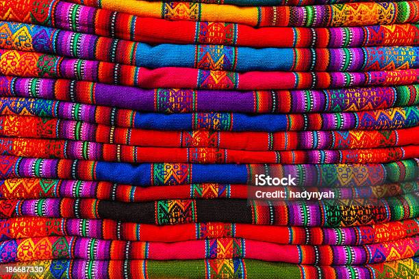Colorido Peruano Telas De Venta De Mercado Perú Cuzco Foto de stock y más banco de imágenes de Altiplano andino