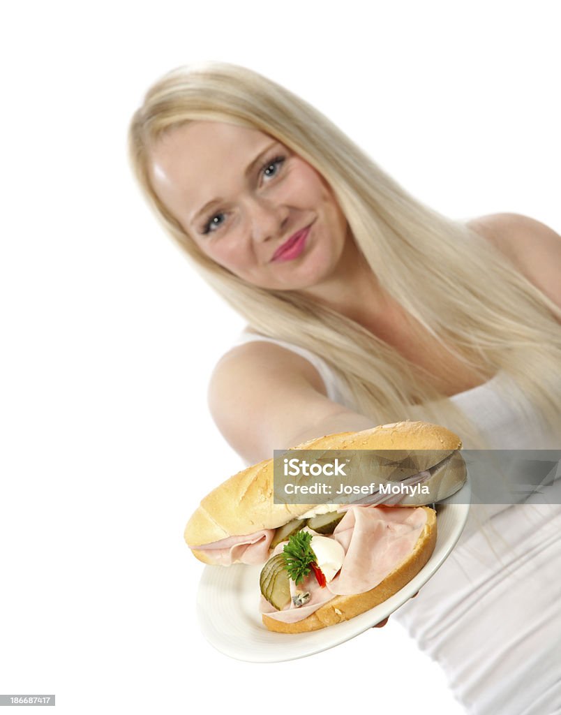 Jeune femme avec un sandwich sur une assiette. - Photo de 18-19 ans libre de droits