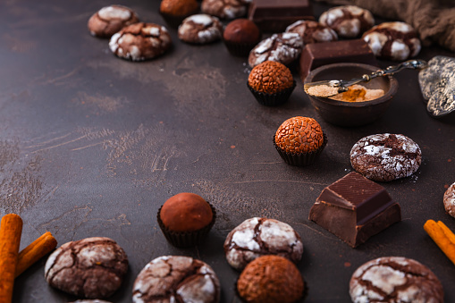 Homemade Chocolate Crinkle Cookies with chocolates with chocolate and cinnamon, Christmas cookies and sweetmeats